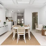 Stunning 3 Bedroom Terrace House In Vibrant Area