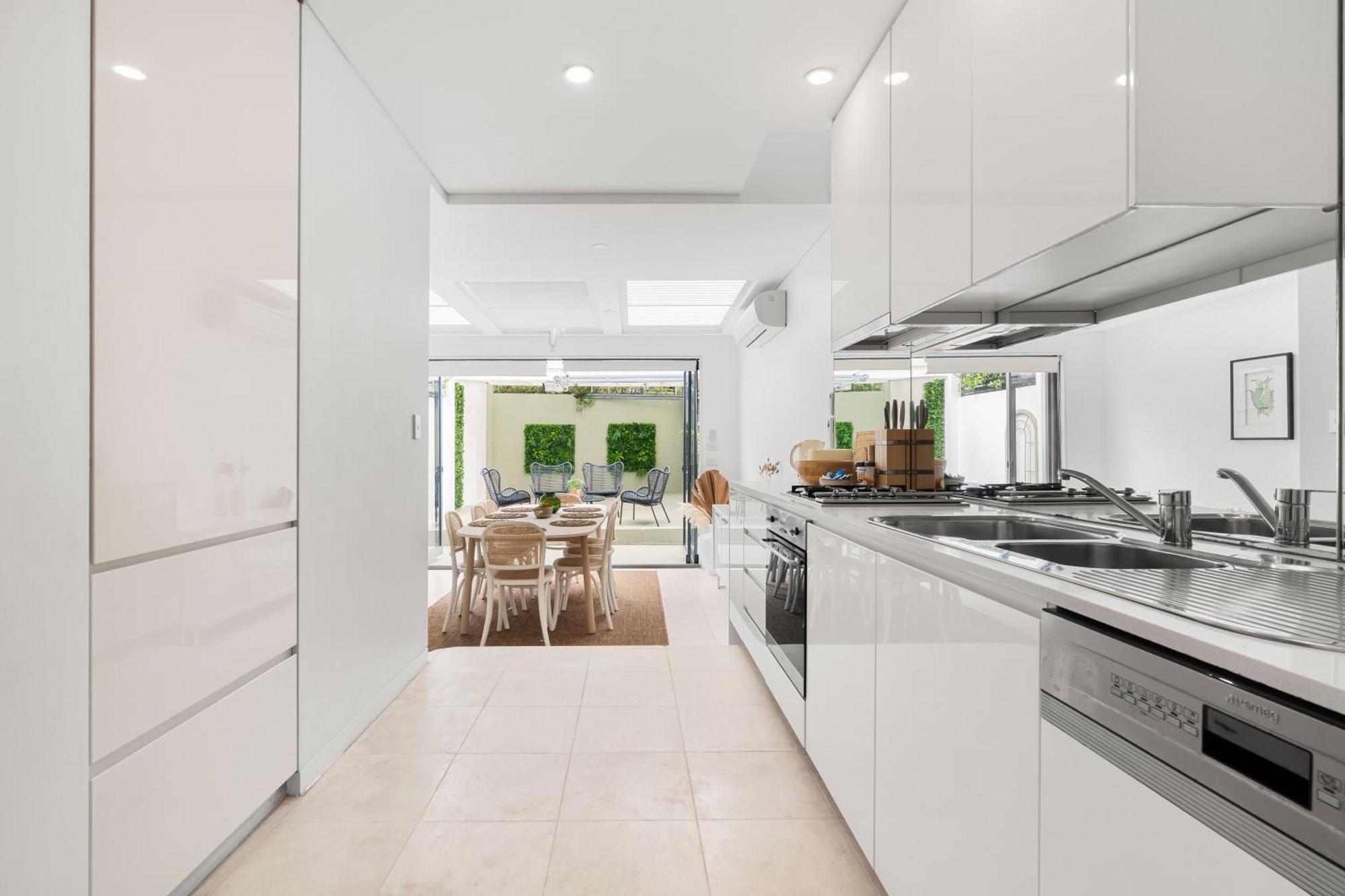 Stunning 3 Bedroom Terrace House In Vibrant Area Apartment *