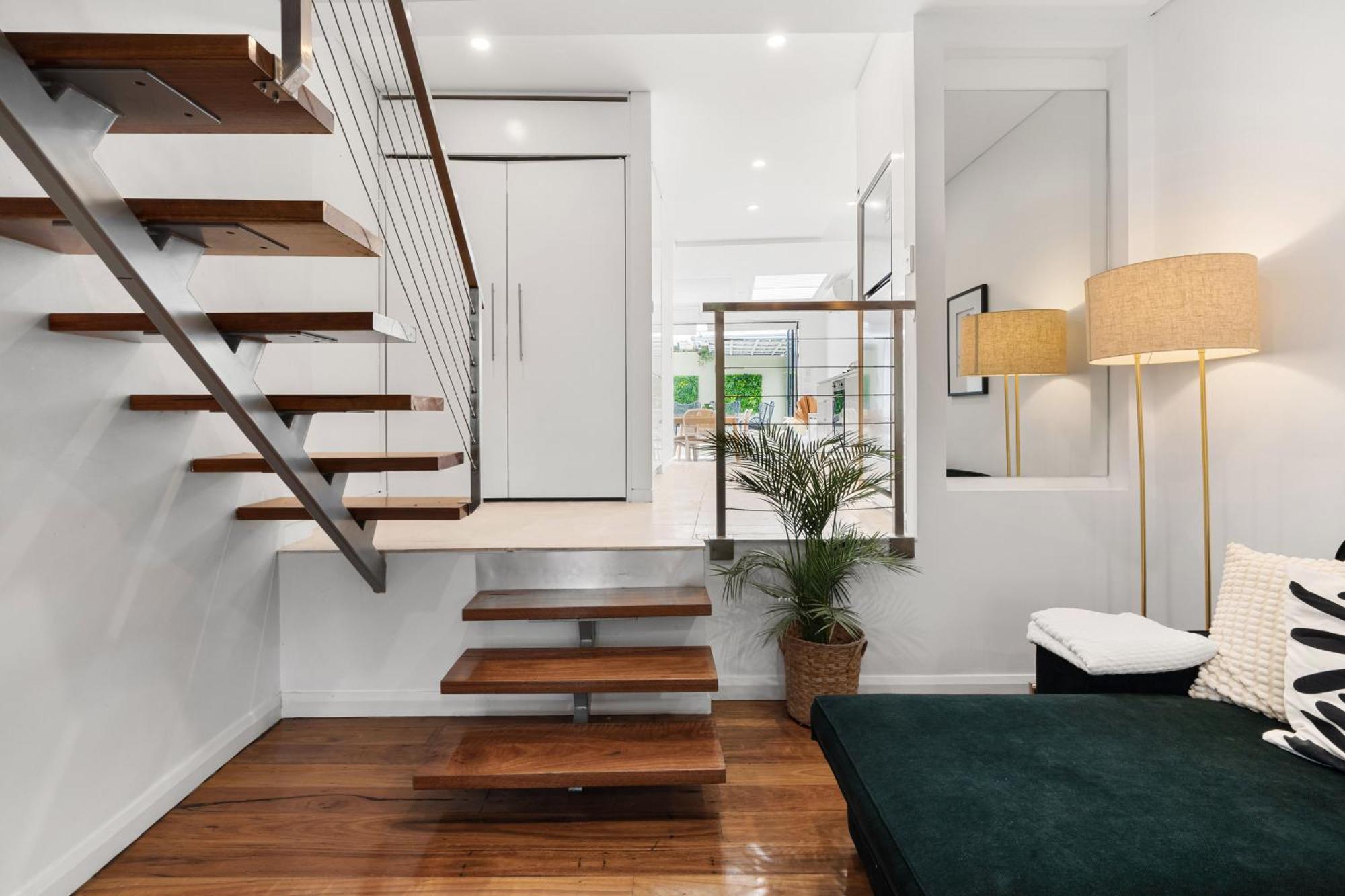 Stunning 3 Bedroom Terrace House In Vibrant Area Apartment *