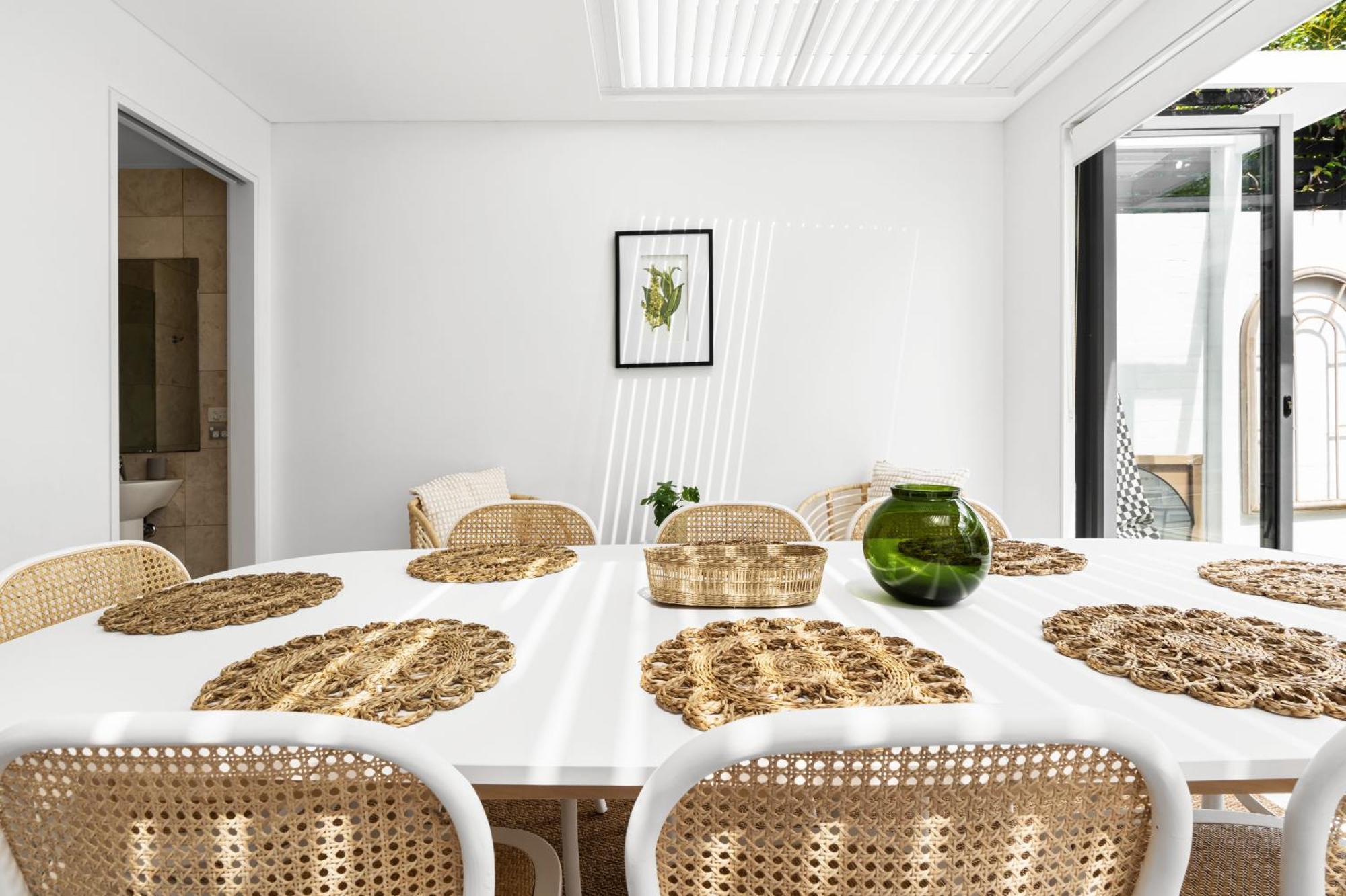 Apartment Stunning 3 Bedroom Terrace House In Vibrant Area