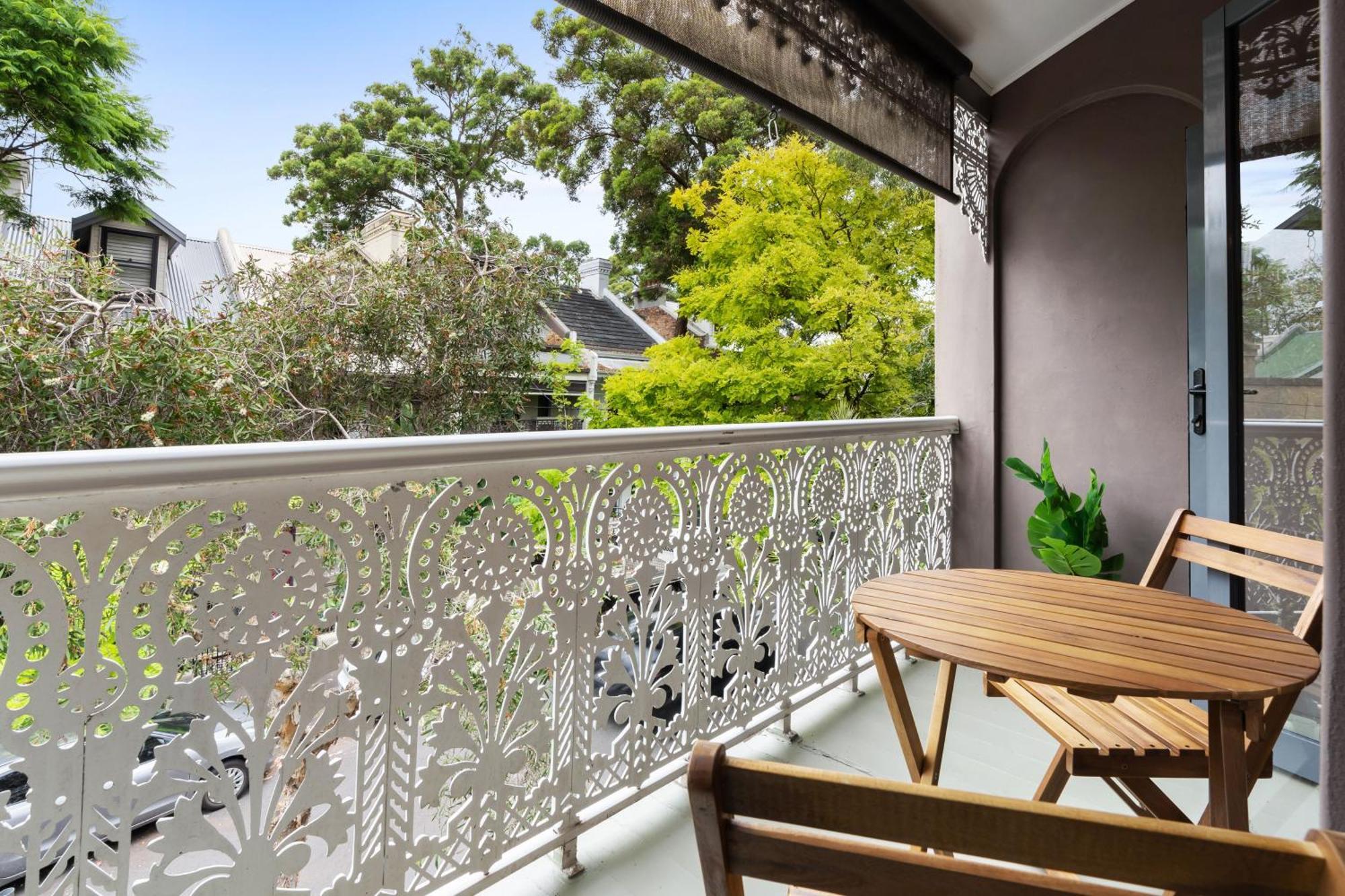 Apartment Stunning 3 Bedroom Terrace House In Vibrant Area *