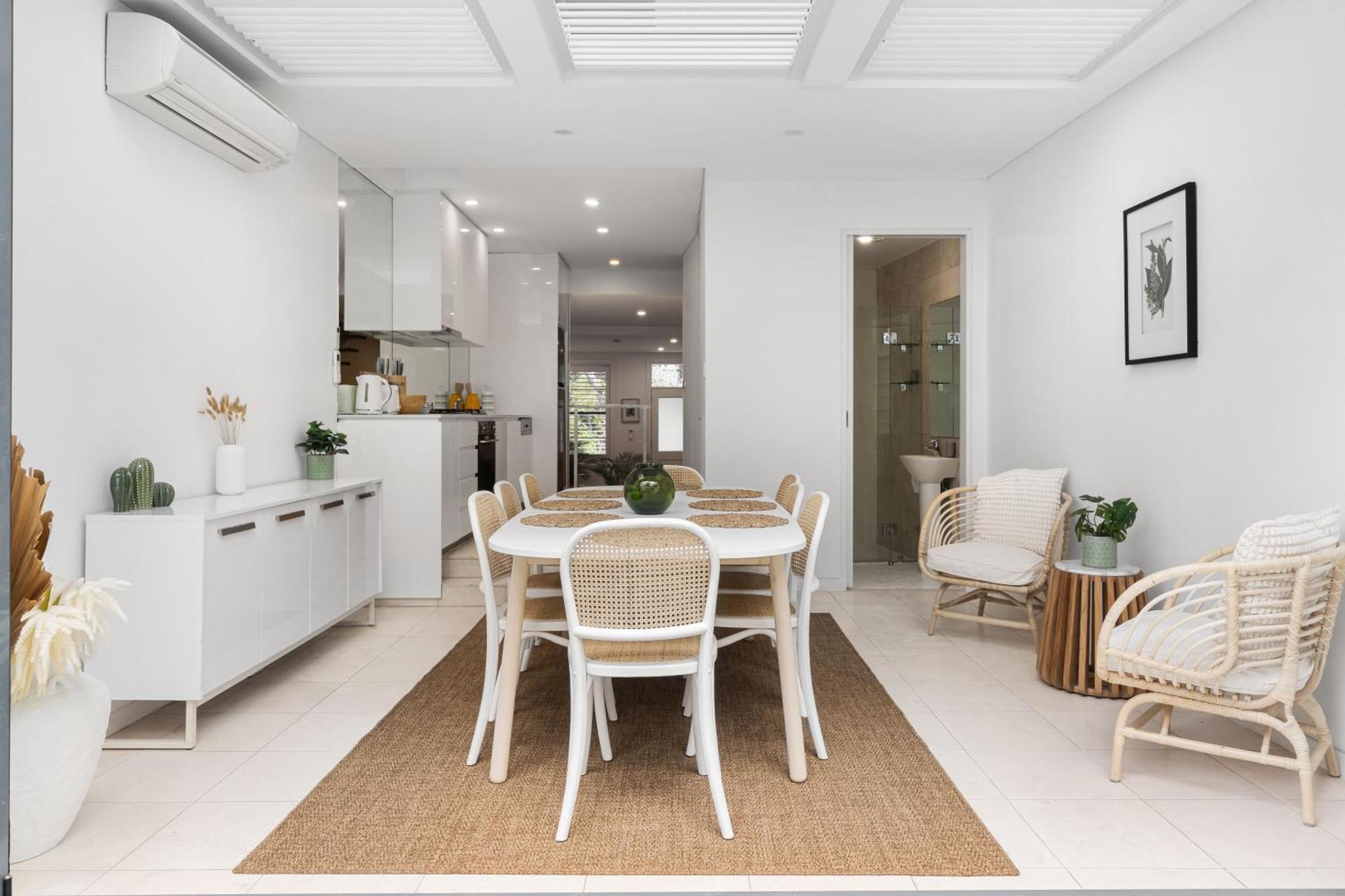 Apartment Stunning 3 Bedroom Terrace House In Vibrant Area *