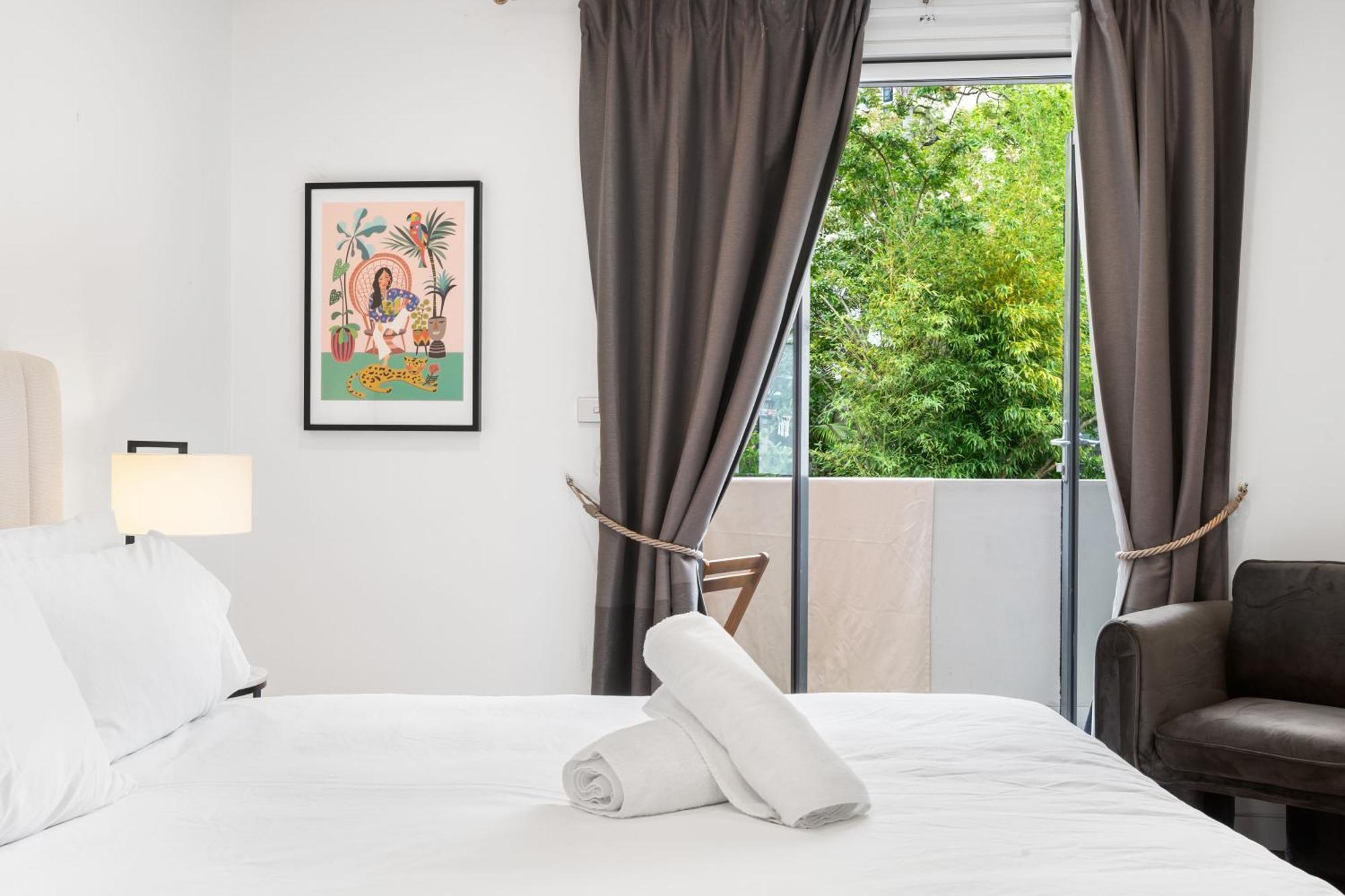 Stunning 3 Bedroom Terrace House In Vibrant Area *