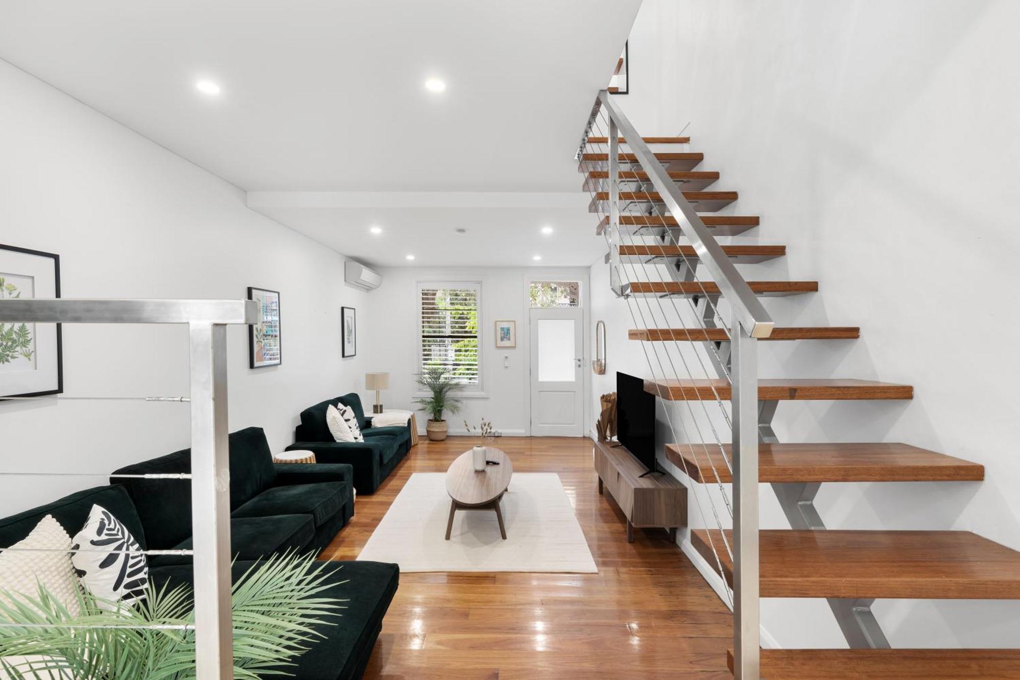 Apartment Stunning 3 Bedroom Terrace House In Vibrant Area *