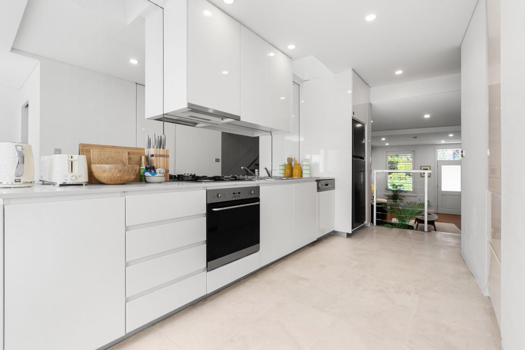 Apartment Stunning 3 Bedroom Terrace House In Vibrant Area *