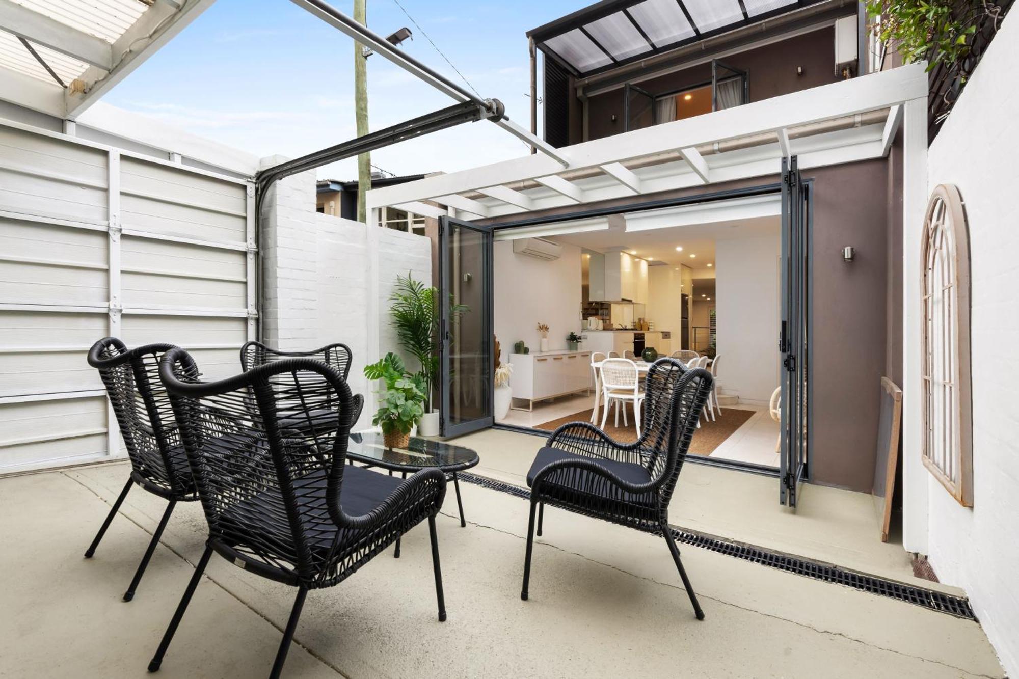 Apartment Stunning 3 Bedroom Terrace House In Vibrant Area