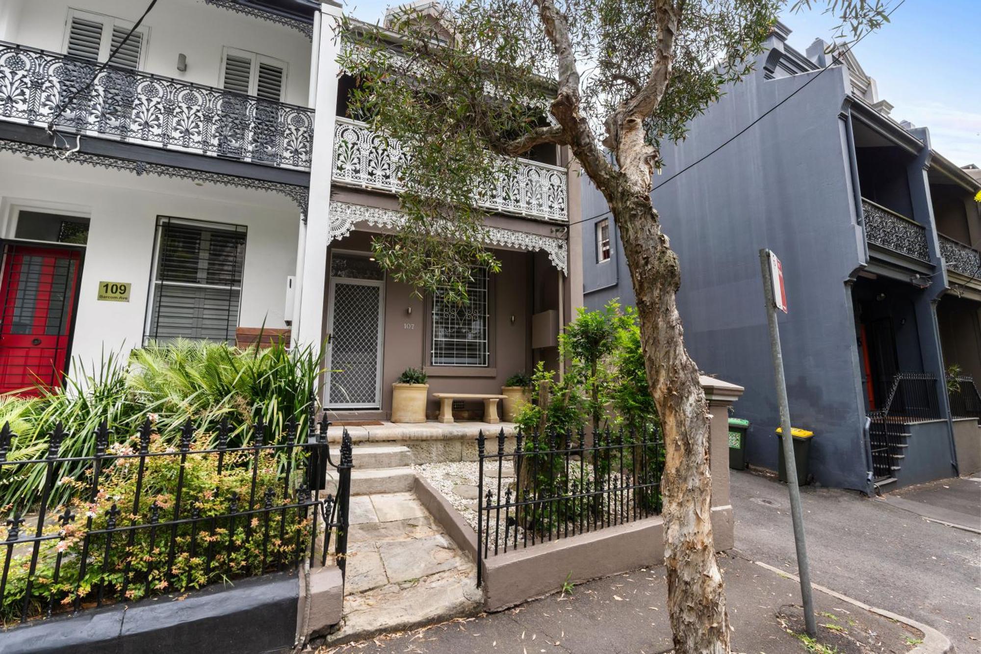 Apartment Stunning 3 Bedroom Terrace House In Vibrant Area *